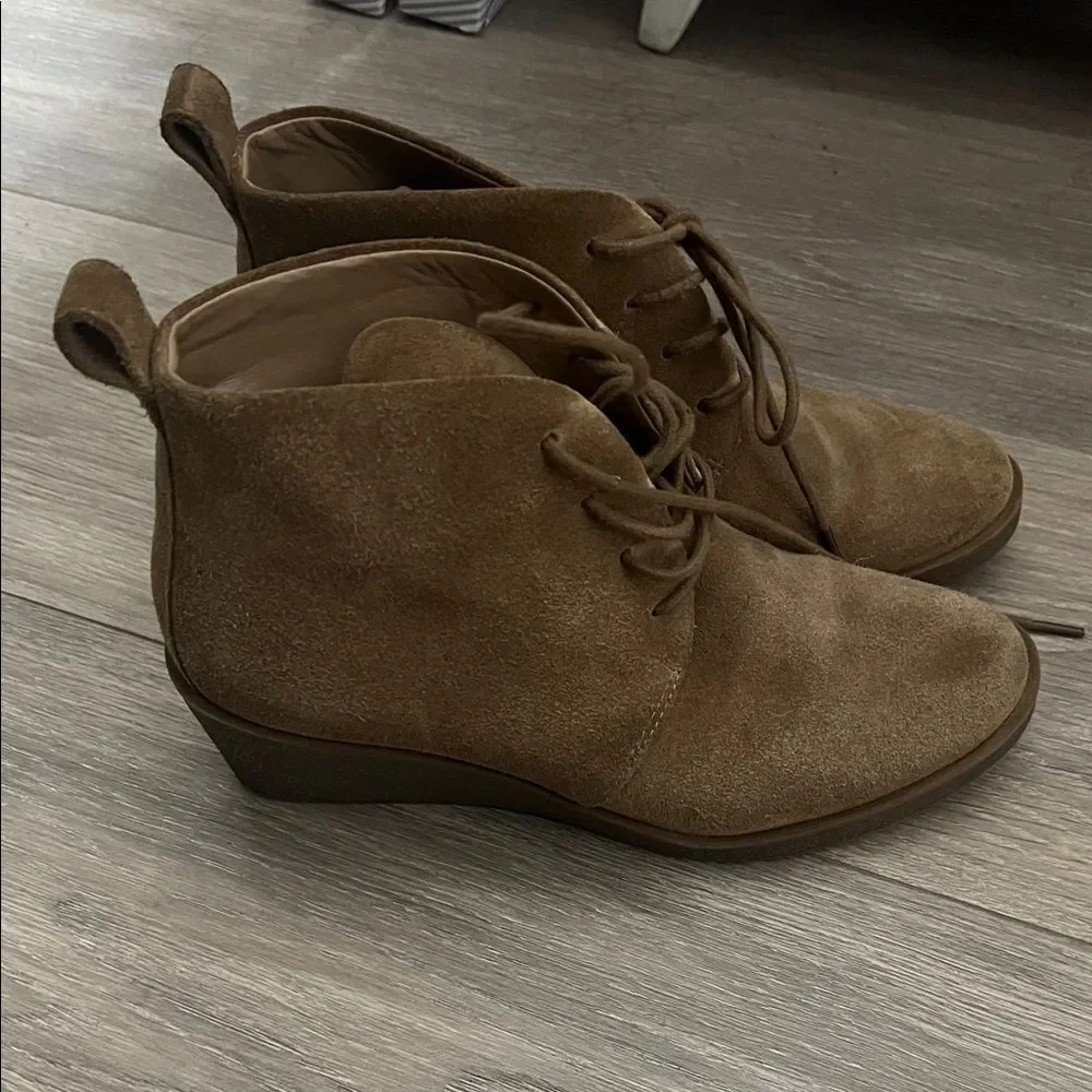 AEROSOLES Women's Tan Suede Ankle Booties